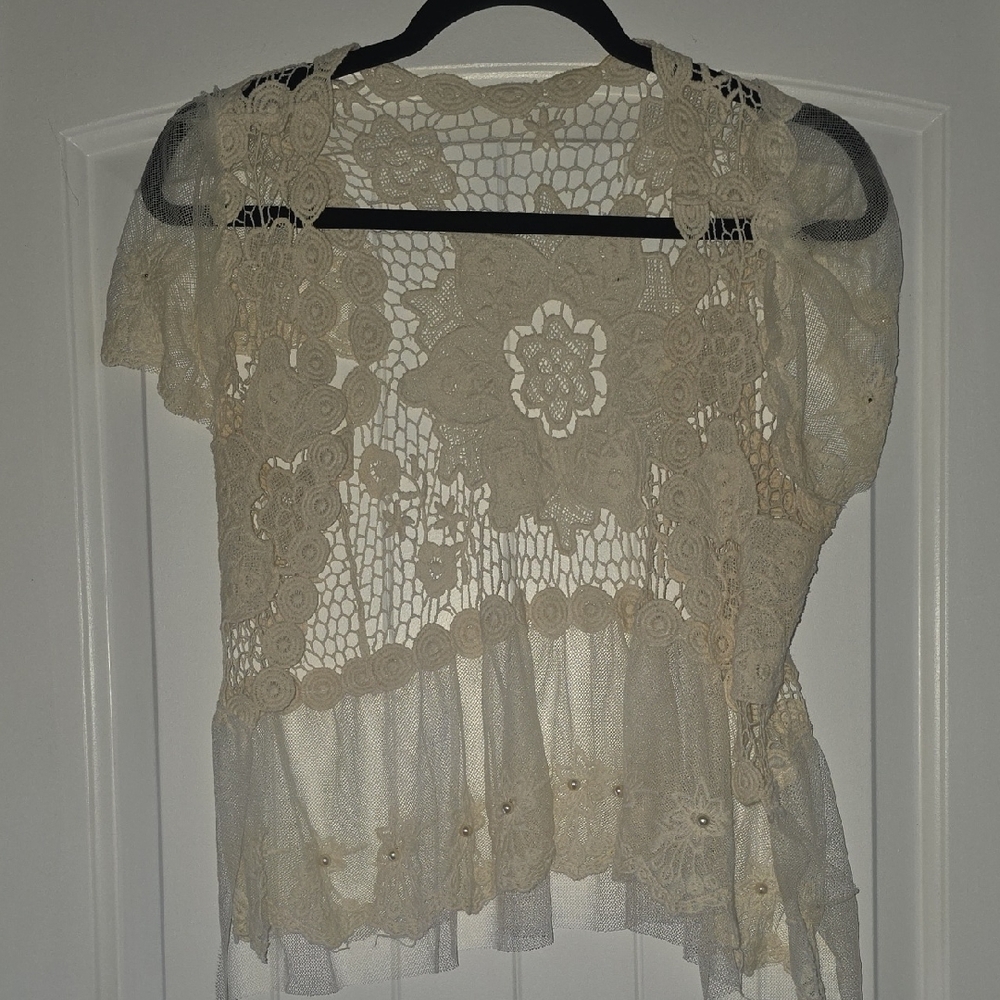 Chic Floral Lace Blouse in Cream